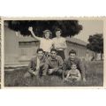 Casermette di Borgo San Paolo, Torino, 28 giugno 1953: foto di gruppo. Sullo sfondo il padiglione numero 5